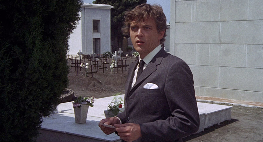 Timothy Brett (David Hemmings) makes a disconcerting discovery at his aunt's funeral
