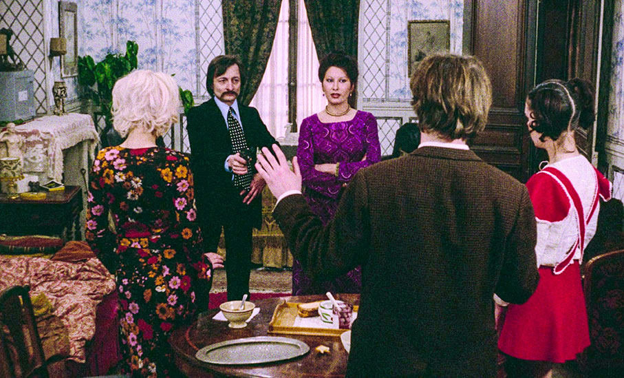 Béatrice and Fred jhold Monique and Jackie hostage to convince Harry to drop his gun
