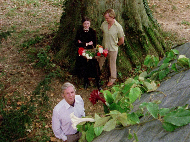 Clovis and Jessica show Paul the flower