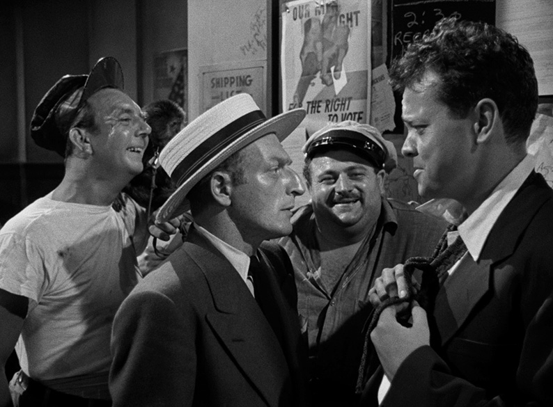 Everett Sloane as Bannister approaches Orson Welles as O'Hara