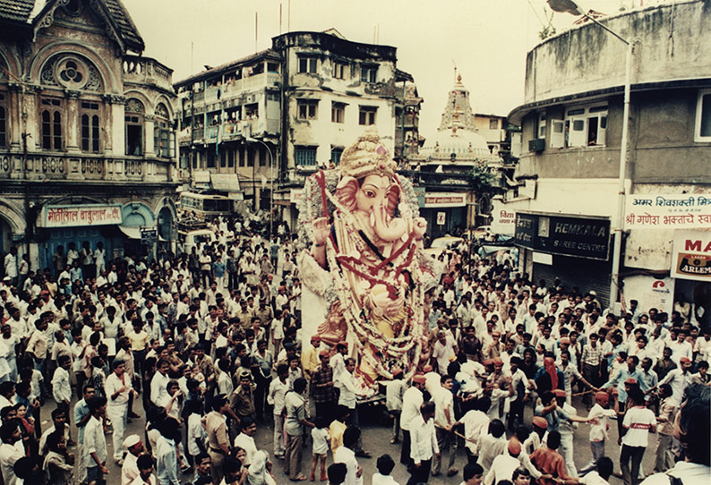 Salaam Bombay street scene