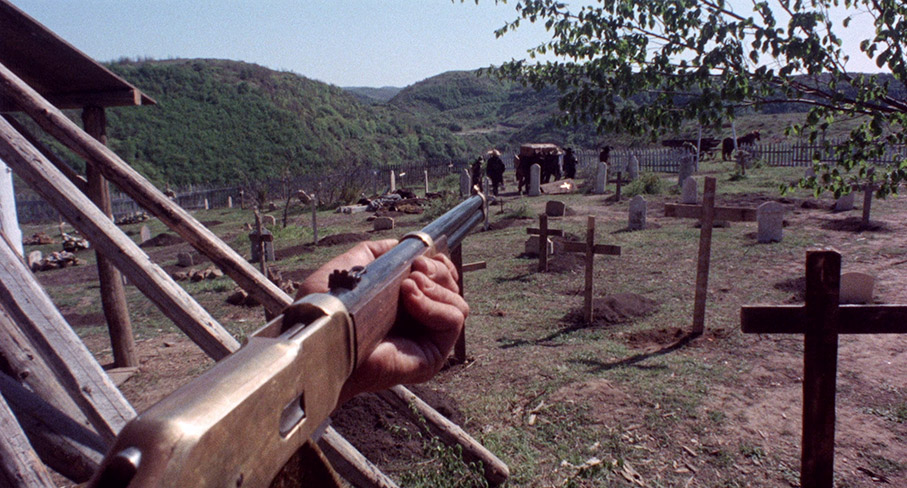 Sartana keeps an eye on a funeral