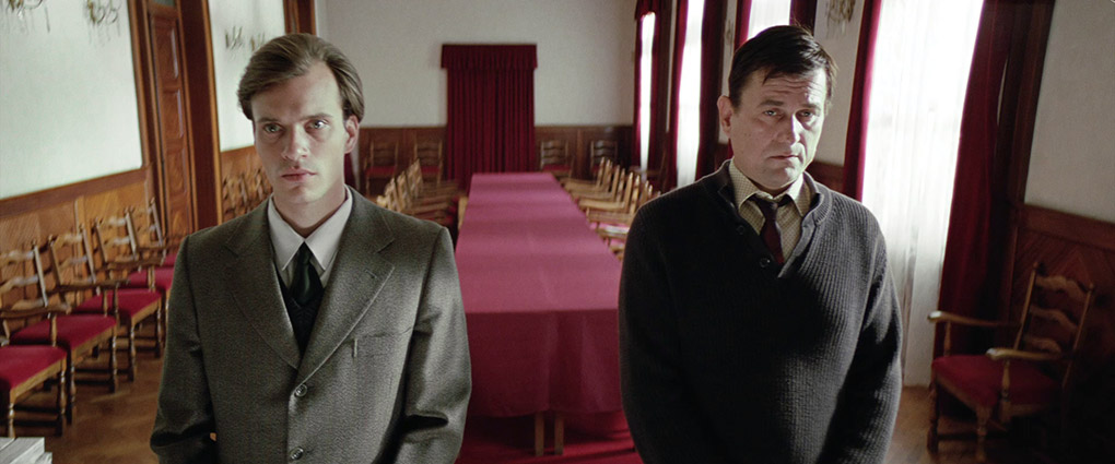 Szirmai Zoltán (Péter Bárnai) and Bóta Nyomozó (Zsolt Anger) get a dressing-down from their boss
