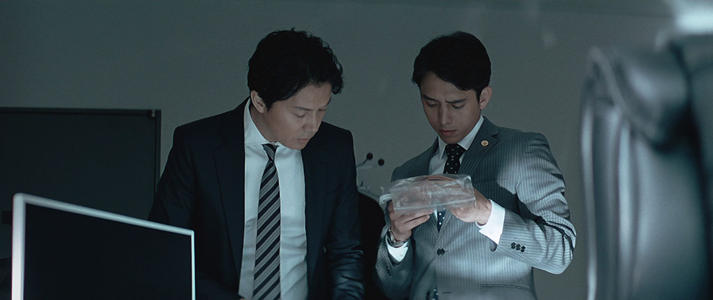 Shigemori and his assistant examine the evidence