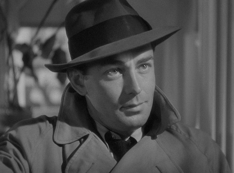 Alan Ladd as Raven hust before a kill