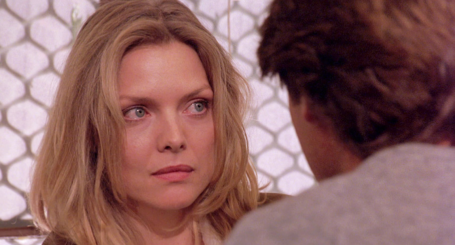 Laura (Michelle Pfeiffer)